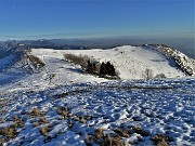 36 Vista sui pratoni innevati del Linzone